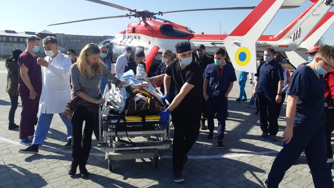 Во Львовской области пострадавшего в ДТП сумели эвакуировать на особом вертолете
