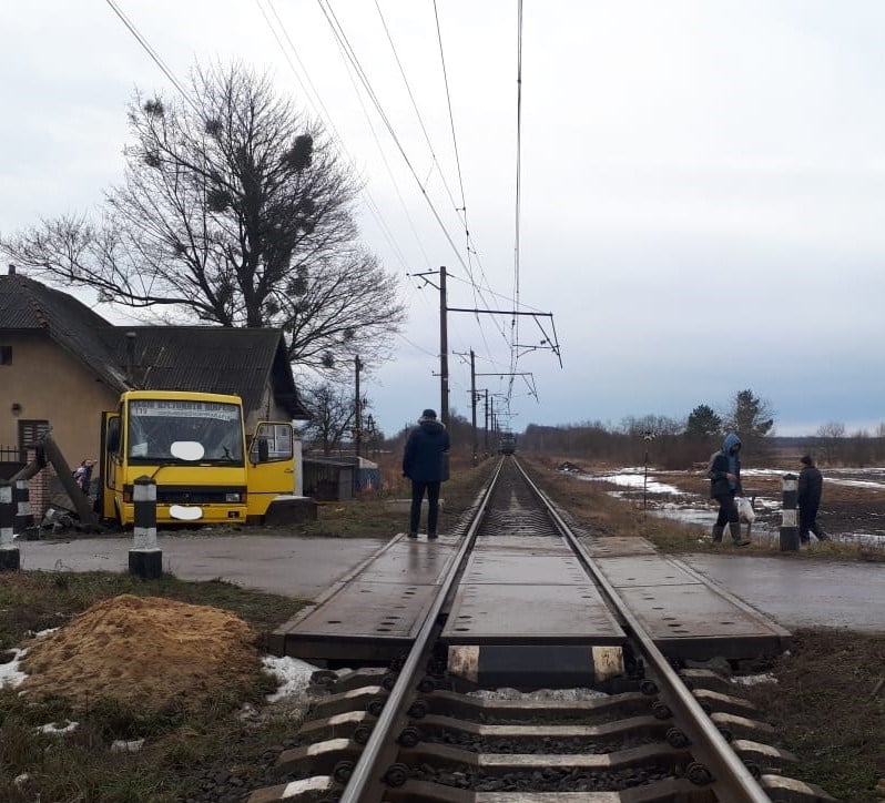 Утром в субботу, 23 января, во Львовской области произошла авария с участием поезда и маршрутки. Фото: facebook.com/MVS.LVIV